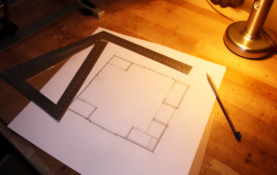 Plano de una mesa dibujado a lápiz con escuadra
